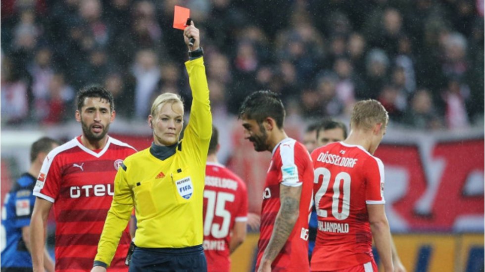 İran televizyonundan kadın hakem tahammülsüzlüğü: Yayından kalktı!