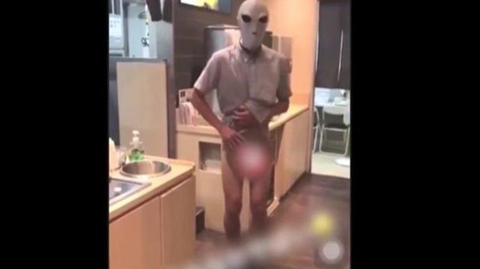 Japonya'da  yiyecekleri pisleterek müşterilere servis edilyorlar