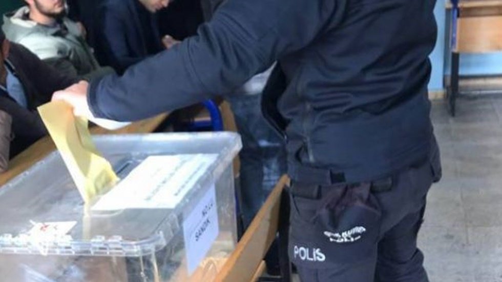"A&ccedil;ık oy kullanımına ge&ccedil;ildi... Polisler belgesiz oy kullanıyor" iddiaları