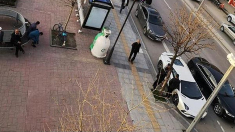 AKP’li Sofuoğlu aracını durağa park etti, başına 3 nöbetçi bıraktı