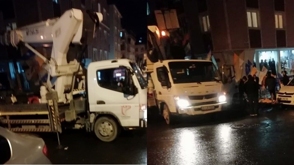 Belediyenin  hizmet aracı sokakları AKP bayraklarıyla donattı!