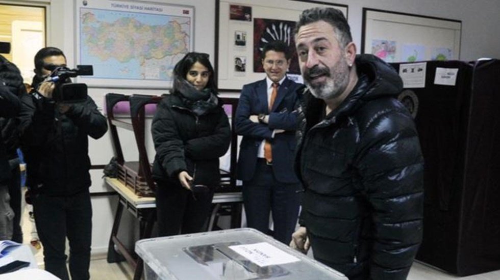 Cem Yılmaz &ouml;nce oyunu kullandı, sonra espriyi patlattı