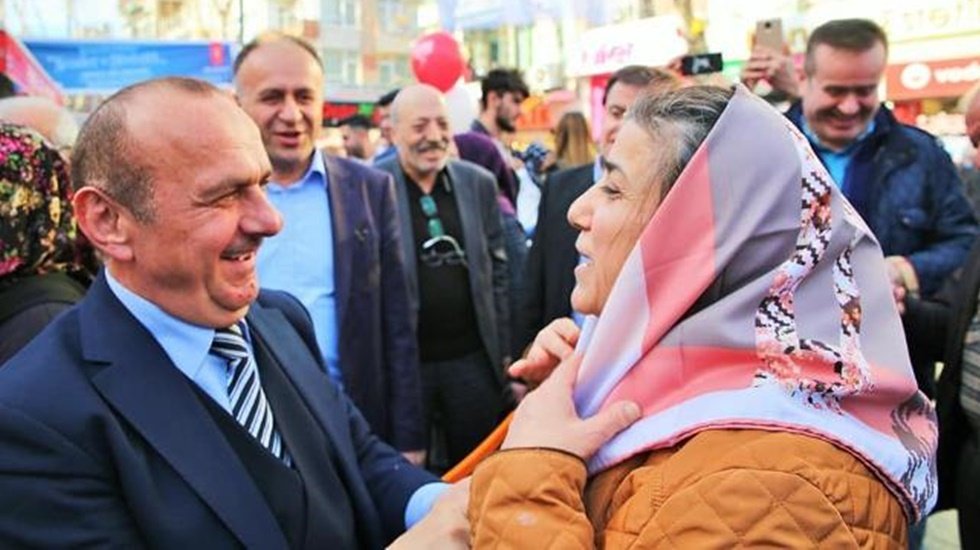 CHP'li aday başörtüsü dağıttı: Bacılarımızla örtüşmek için başörtüsü dağıtıyoruz.