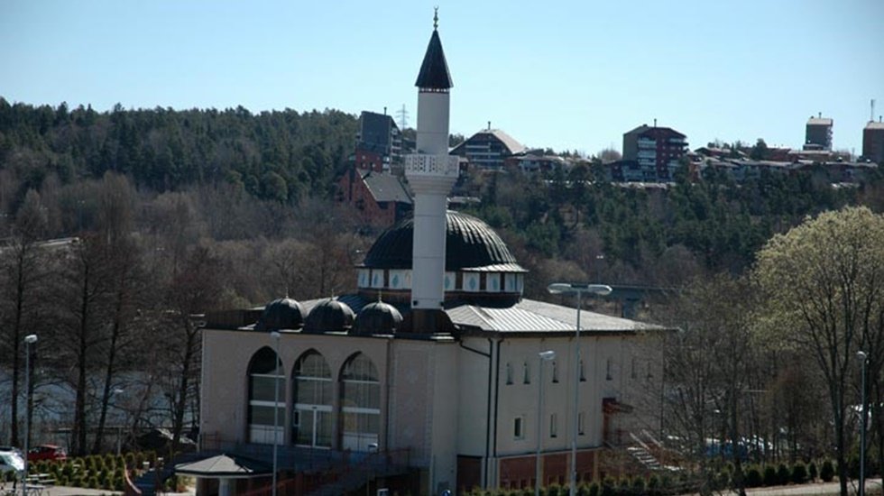 Dayanışma... Stockholm’de caminin etrafında etten duvar örüldü