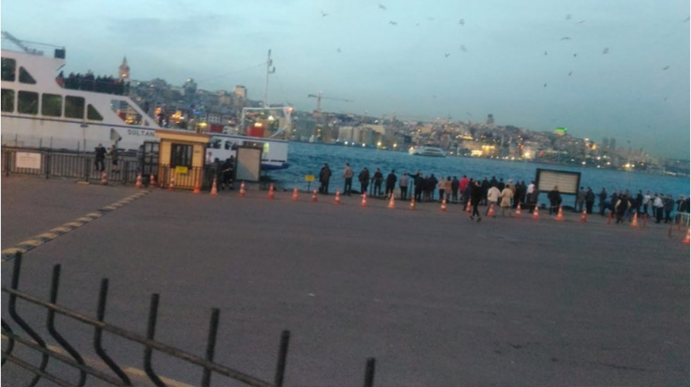 Eminönü'nde otomobil denize uçtu