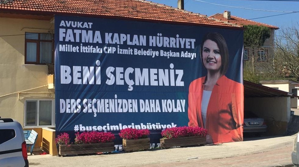 Gülümseten afiş: “Beni seçmeniz ders seçmenizden daha kolay”