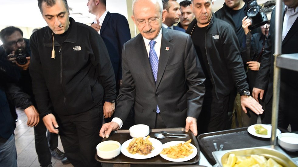 Kılıçdaroğlu işçilerle öğlen yemeği yedi.