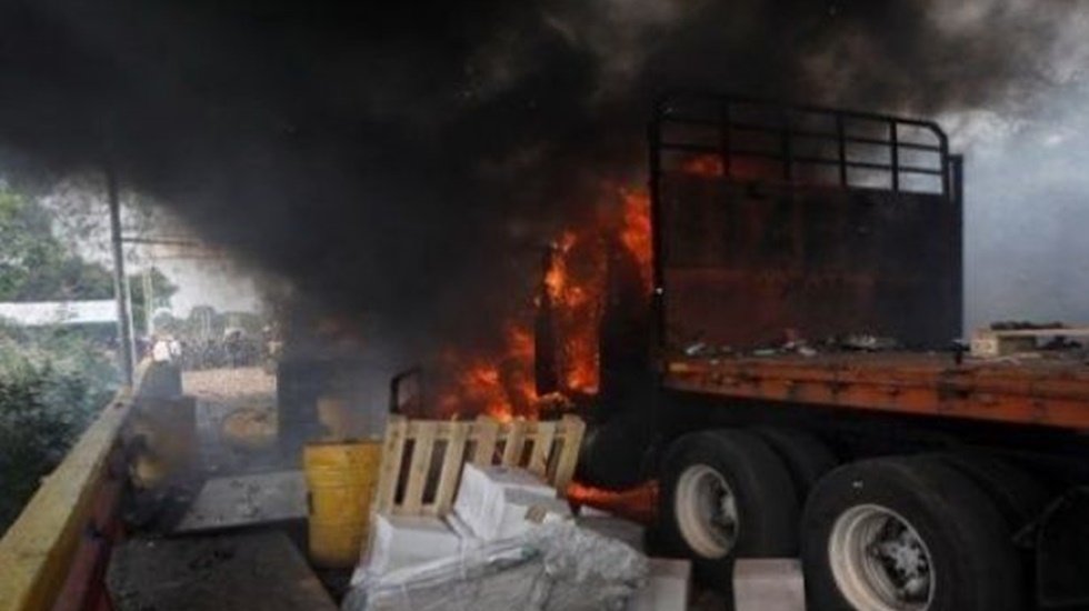 New York Times: 'Yardım' kamyonlarını Maduro yaktırmadı