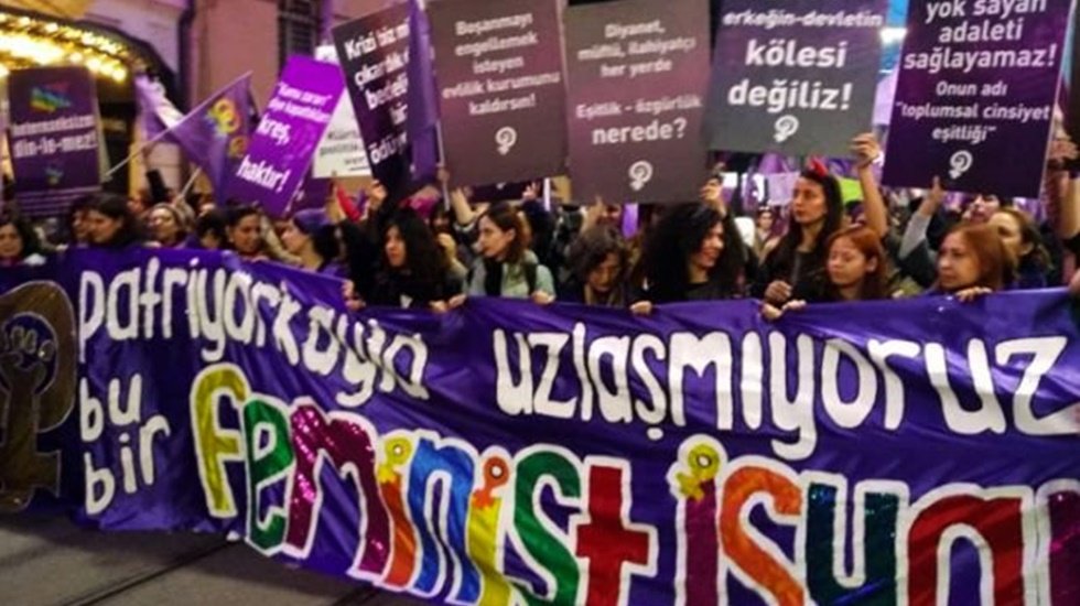 Polisten 'Feminist Gece Yürüyüşü'ne biber gazlı müdahale