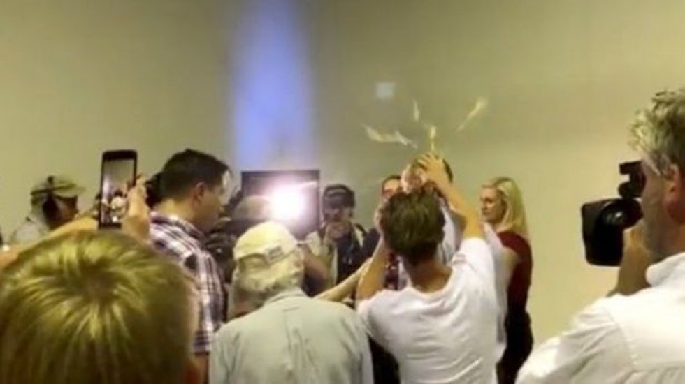 Saldırılarıya 'Müslümanların göçü' diyen senatörün kafasında yumurta kırdı, tokatı yedi