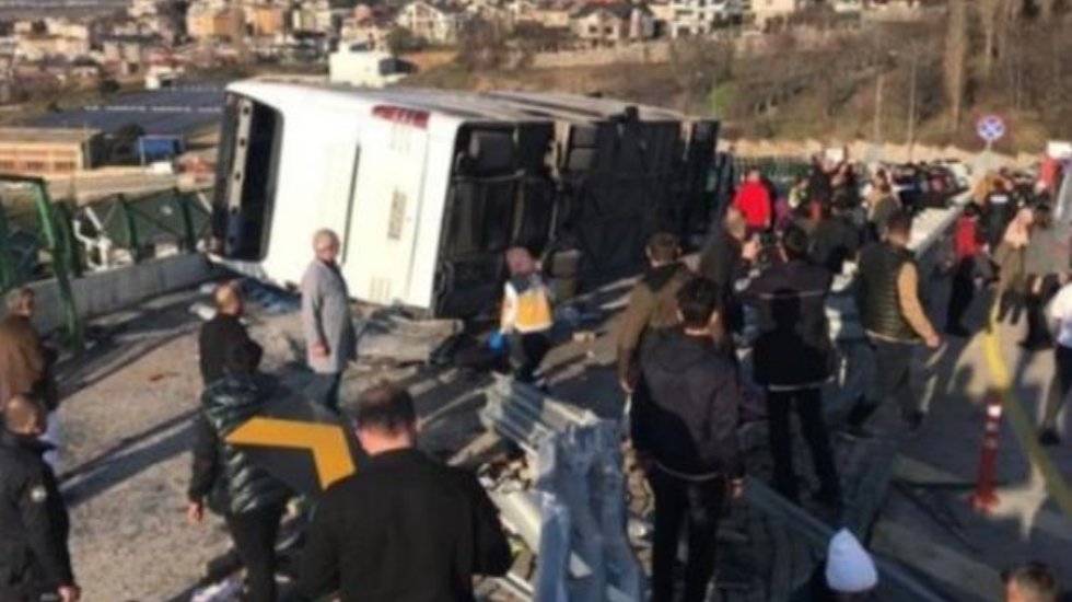 Uludağ'da öğrenci taşıyan otobüs devrildi