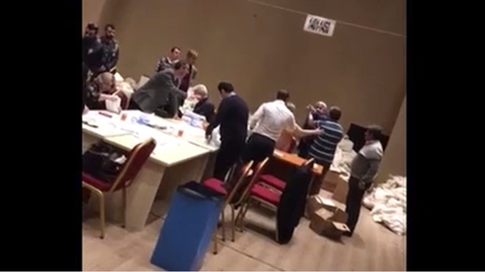 AKP'li g&ouml;revliden kıdemli YSK memuruna k&uuml;f&uuml;r