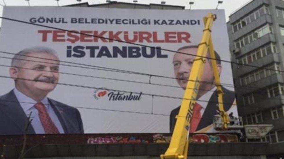 AKP'nin İstanbul'da indirdiği afişleri yeniden asıldı!