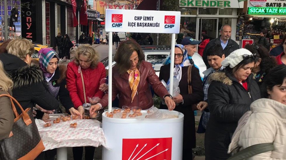 CHP İzmit Berat Kandili hayrına lokma dağıttı