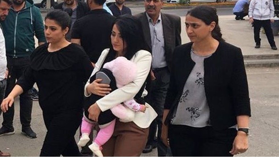 Ayşe öğretmen özgürlüğüne kavuştu