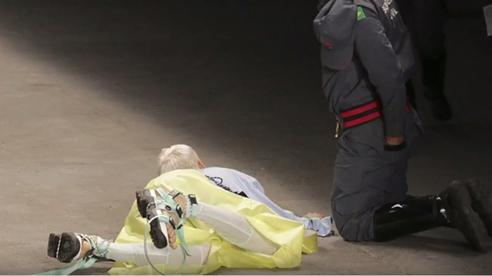 Defile sırasında podyumda d&uuml;şen manken hayatını kaybetti