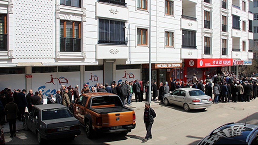 Erzurum'da halk 'ucuz et' kuyruğunda