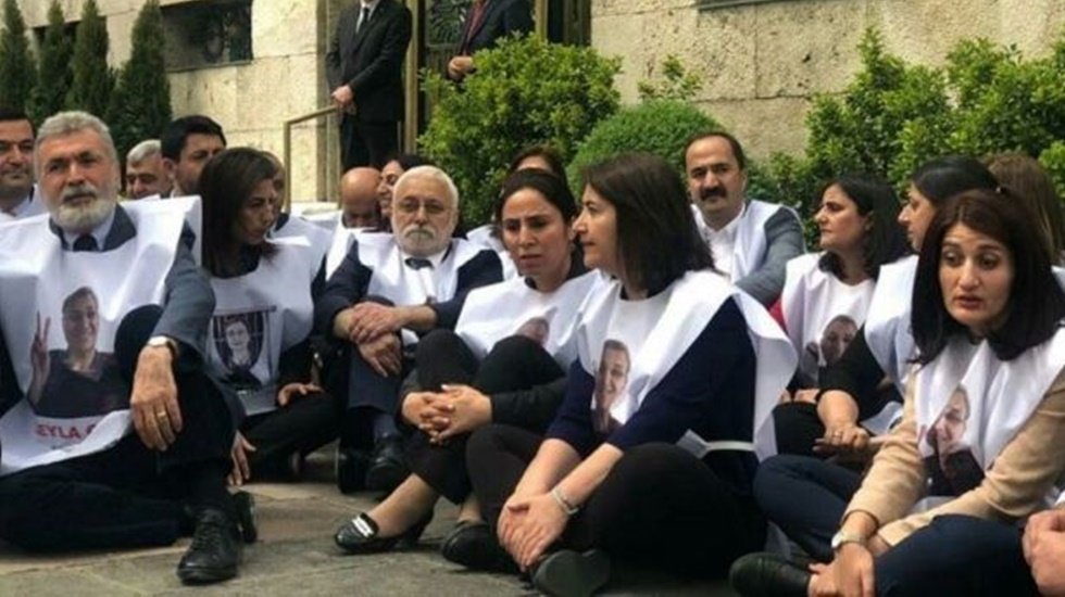 HDP Meclis'te oturma eylemi başlattı