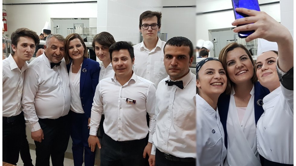 Hürriyet, katıldığı her davette otel çalışanlarını unutmuyor