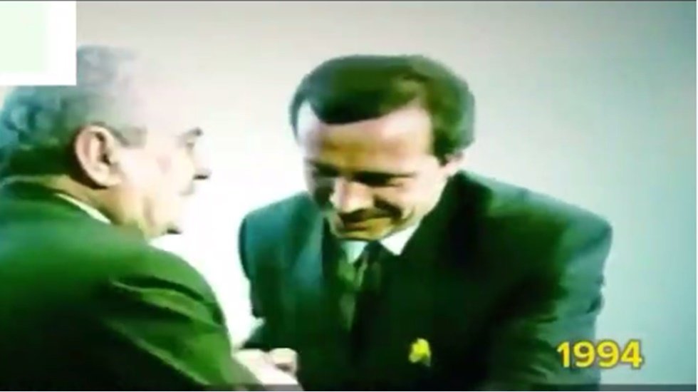 İşte Nurettin S&ouml;zen'in Erdoğan'a İstanbul'un m&uuml;h&uuml;r&uuml;n&uuml; verme anının videosu