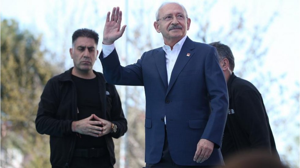 Emir: 'Saldıranlardan birisi bı&ccedil;ak salladı, yere yıktım'