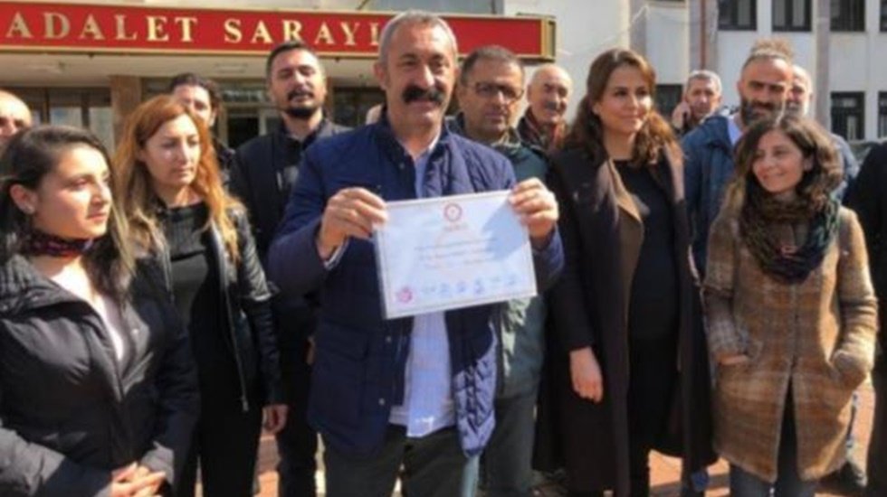 Kom&uuml;nist Başkan mazbatasını aldı
