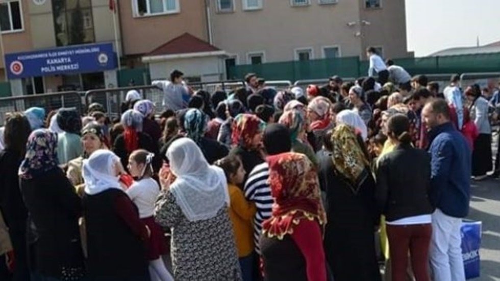 Mahalle sakinleri cinsel istismara uğrayan çocuk için karakolun önünde eyleme başladı