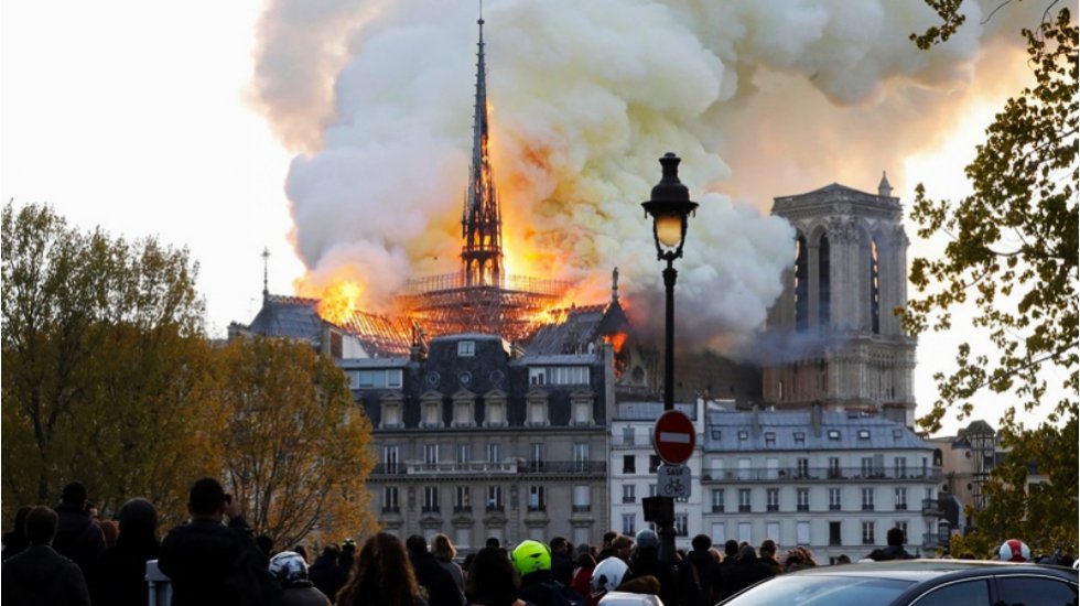 Notre-Dame Papazı Patrick Chauvet'ten yeni katedral &ouml;nerisi