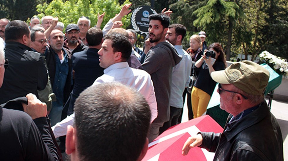 Raci Tetik&rsquo;e mezarlık yolunda protesto&hellip; &lsquo;Hakkımızı helal etmiyoruz&rsquo;