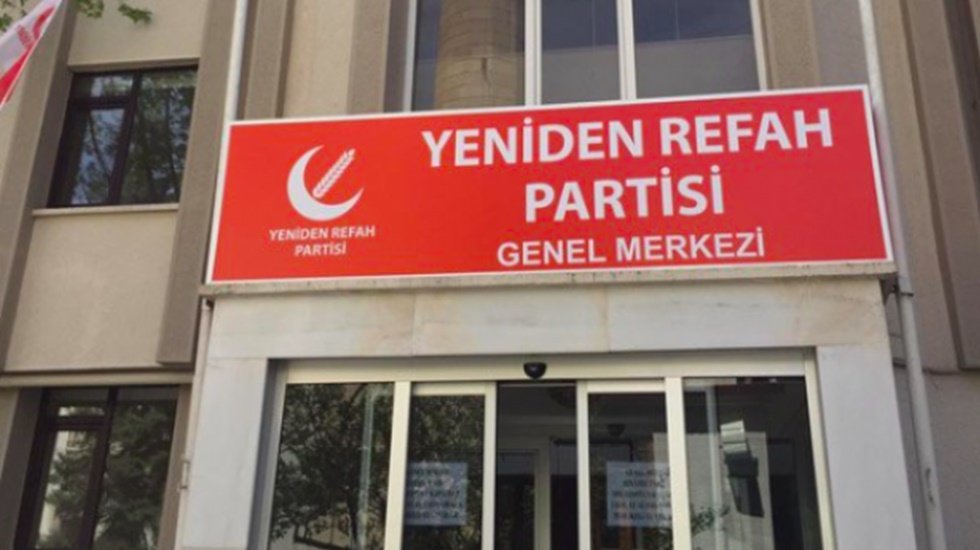 Siyasetin geldiği nokta: Binadan kovduları Saadet Partisi'nin yerine yeni parti tabelasını astılar