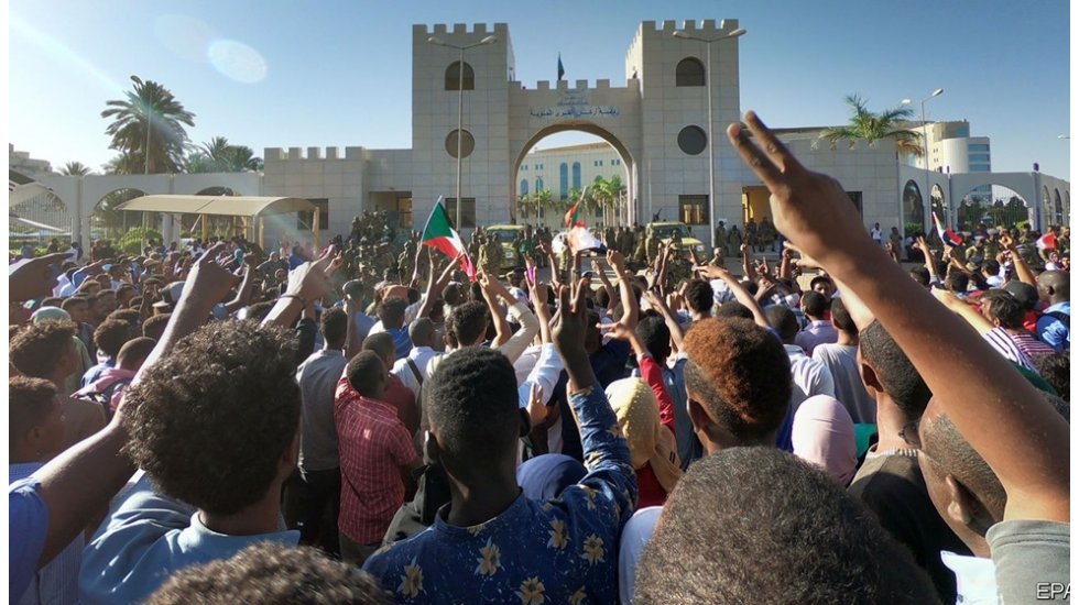 Sudan&rsquo;da &Ouml;mer Beşir&rsquo;in istifası isteyen halk sokakta