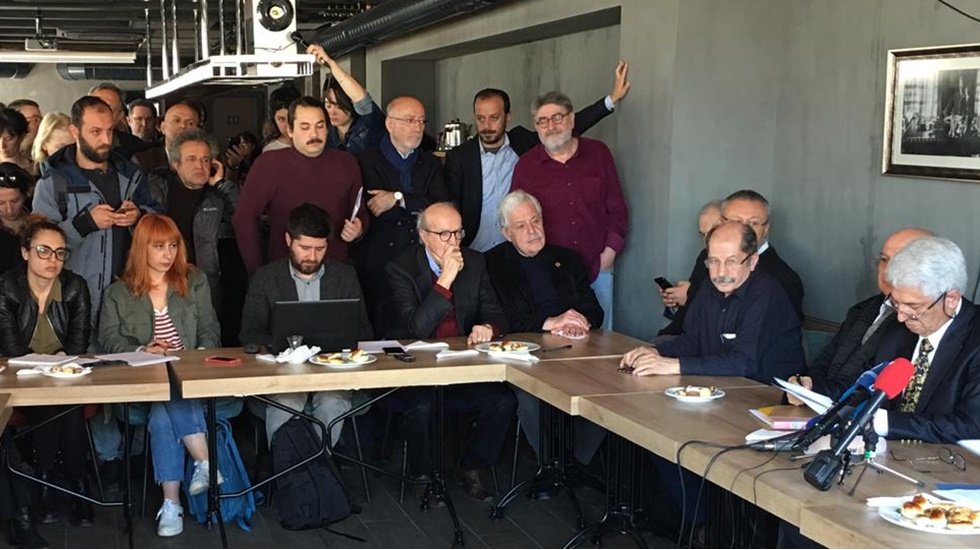 TGC&rsquo;den cezaevine girecek Cumhuriyet yazarlarına destek