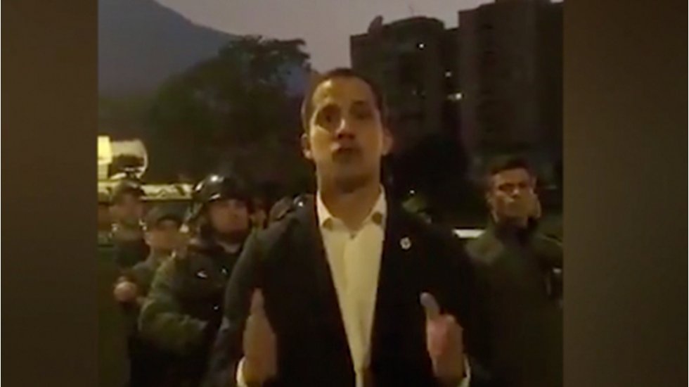 Venezuela'da muhalifler, askerle birlikte sokağa &ccedil;ıkıyor