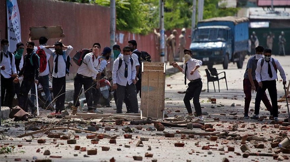 3 yaşındaki &ccedil;ocuğa tecav&uuml;z halkı sokaklara d&ouml;kt&uuml;