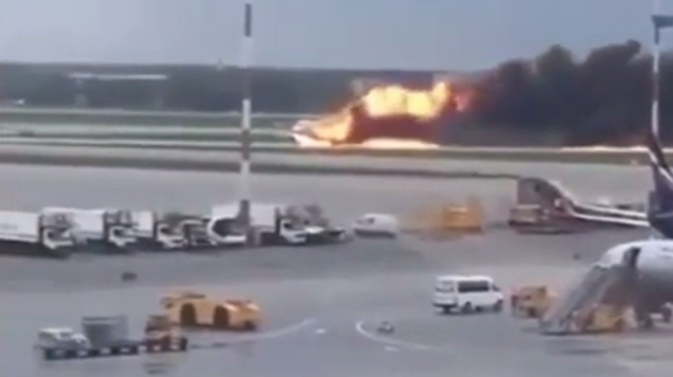 Havalimanına zorunlu iniş sırasında alev alev yanan u&ccedil;akta 41 kişi yaşamını yitirdi