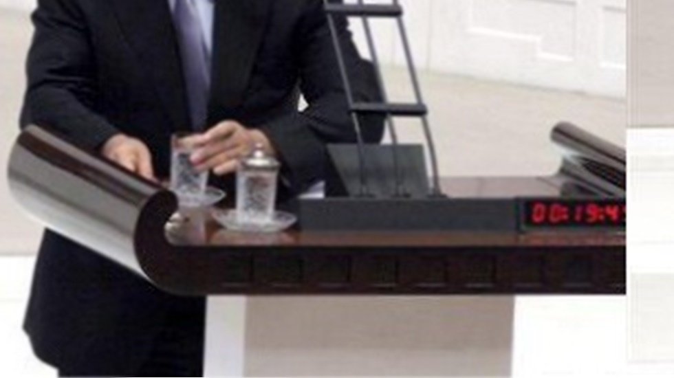 CHP'li vekil k&uuml;rs&uuml;de su i&ccedil;ti, AKP'li vekil, Milletin ramazan ayına saygı g&ouml;sterin&rsquo;