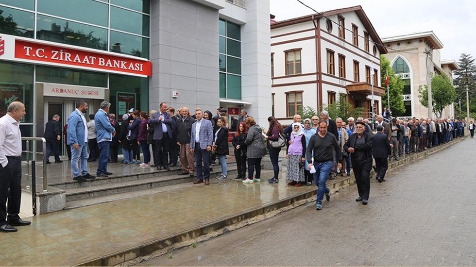 Ekrem İmamoğlu i&ccedil;in kuyruğa girdiler