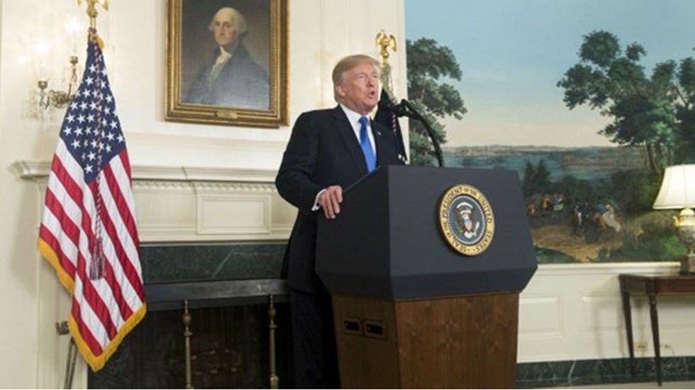 Trump: İbadethaneler hemen a&ccedil;ılmalı