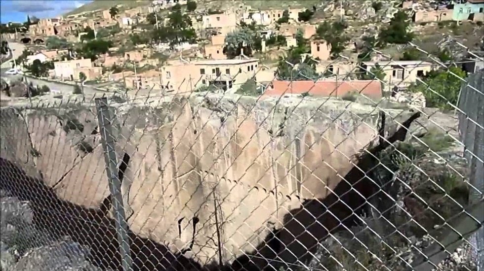 G&uuml;rer: Dilek Kuyusu talan ediliyor, Manastır &ccedil;&ouml;k&uuml;yor&hellip;