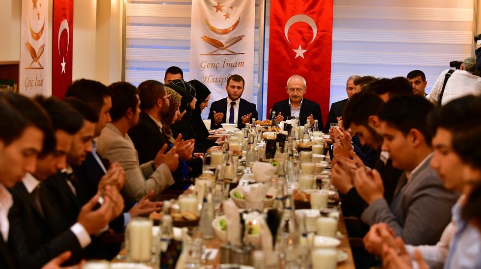 Gen&ccedil; İmam Hatipliler ile buluşan Kılı&ccedil;daroğlu: Partilerin dini olmaz