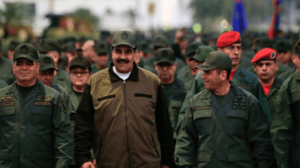 Maduro darbe girişimi yapılan &uuml;sse orduyla birlikte y&uuml;r&uuml;d&uuml;