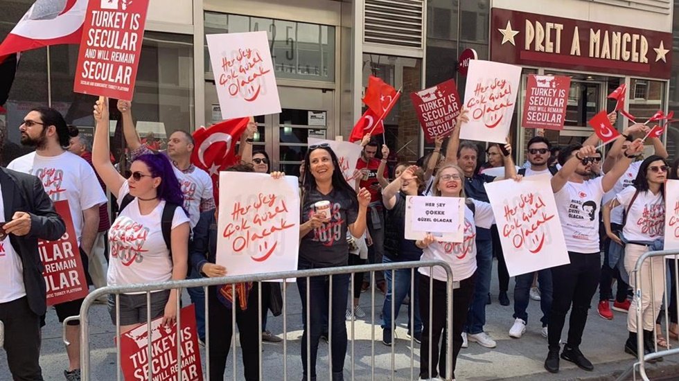 New York&rsquo;taki T&uuml;rk G&uuml;n&uuml;'nde 'Her şey &ccedil;ok g&uuml;zel olacak' gerginliği