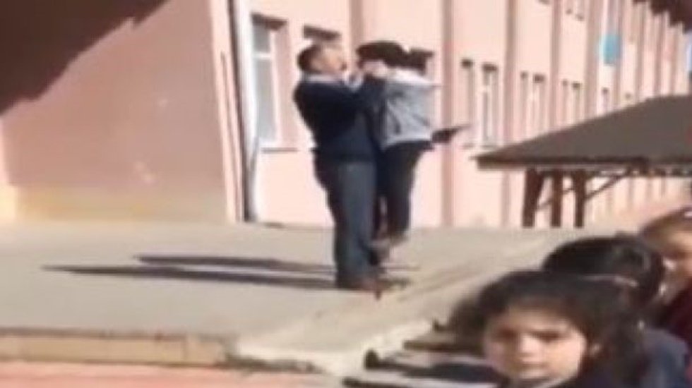 &Ouml;ğrencilerini vahşice d&ouml;ven sadist &ouml;ğretmen y&ouml;neticilikten alındı