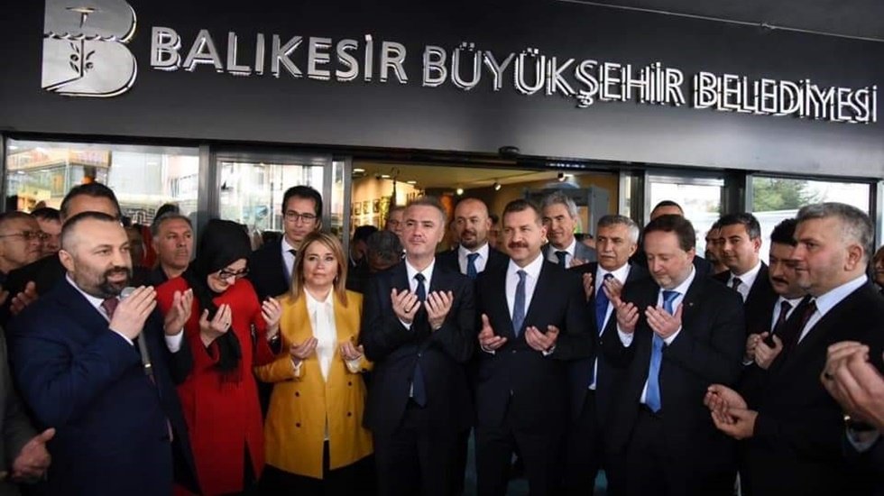 Yeni seçilen başkanın ilk işi 400 işçiyi işten atmak oldu