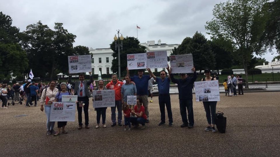 ABD'de yaşayan T&uuml;rkler tarafından &lsquo;CNN T&uuml;rk&rsquo; protesto edildi
