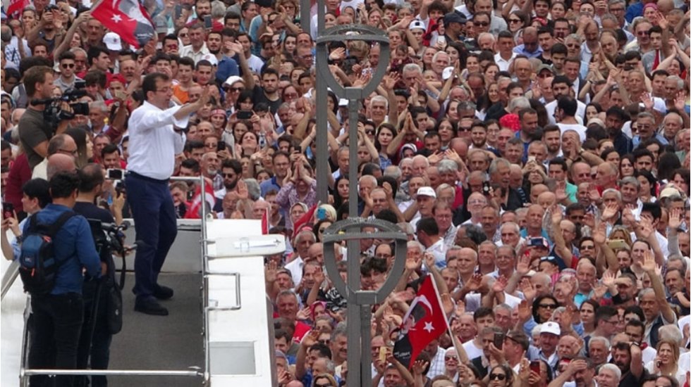 AKP'li Medya Sorumlusu: Ekrem İmamoğlu Trabzon'da Pontus Rum Cemiyeti tarafından işte b&ouml;yle karşılandı