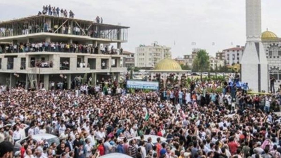 &ldquo;Alevilerin k&ouml;k&uuml;n&uuml; kazıyacağız&rdquo; diyen cihat&ccedil;ıya kitlesel cenaze t&ouml;reni!