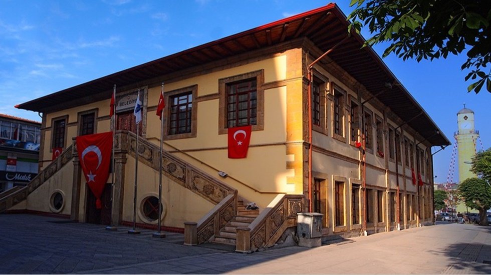 Bir yıl i&ccedil;erisinde y&uuml;zde 500 bor&ccedil;lanan Belediye başkanına yargı yolu...