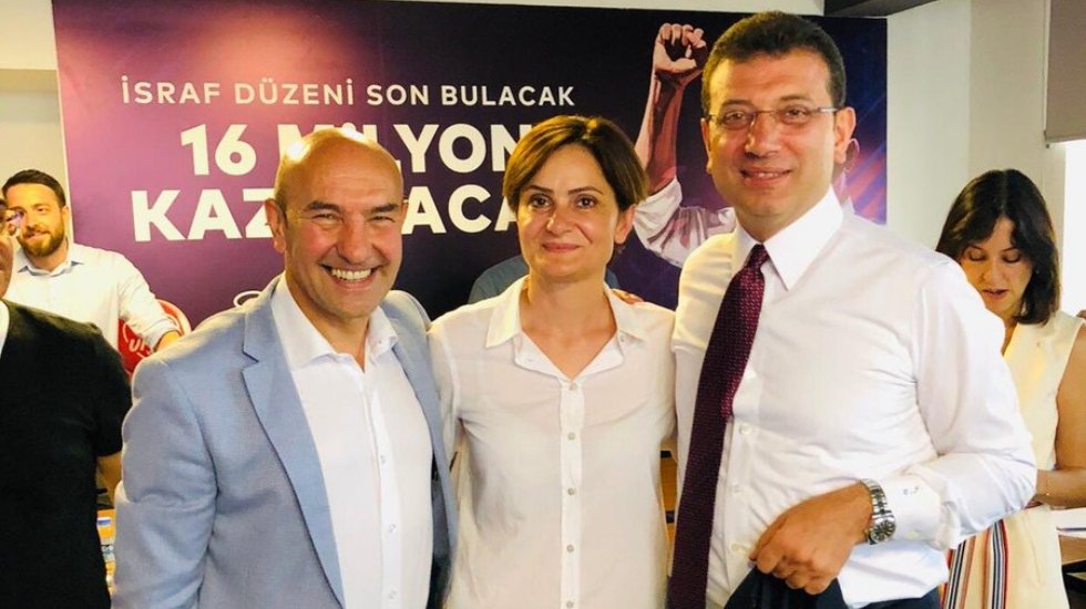 CHP'de y&uuml;zler g&uuml;l&uuml;yor