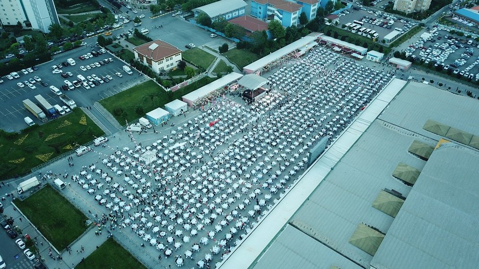 CHP’li Beylikdüzü Belediyesi iftar sofrasında 15 bin kişiyi ağırladı